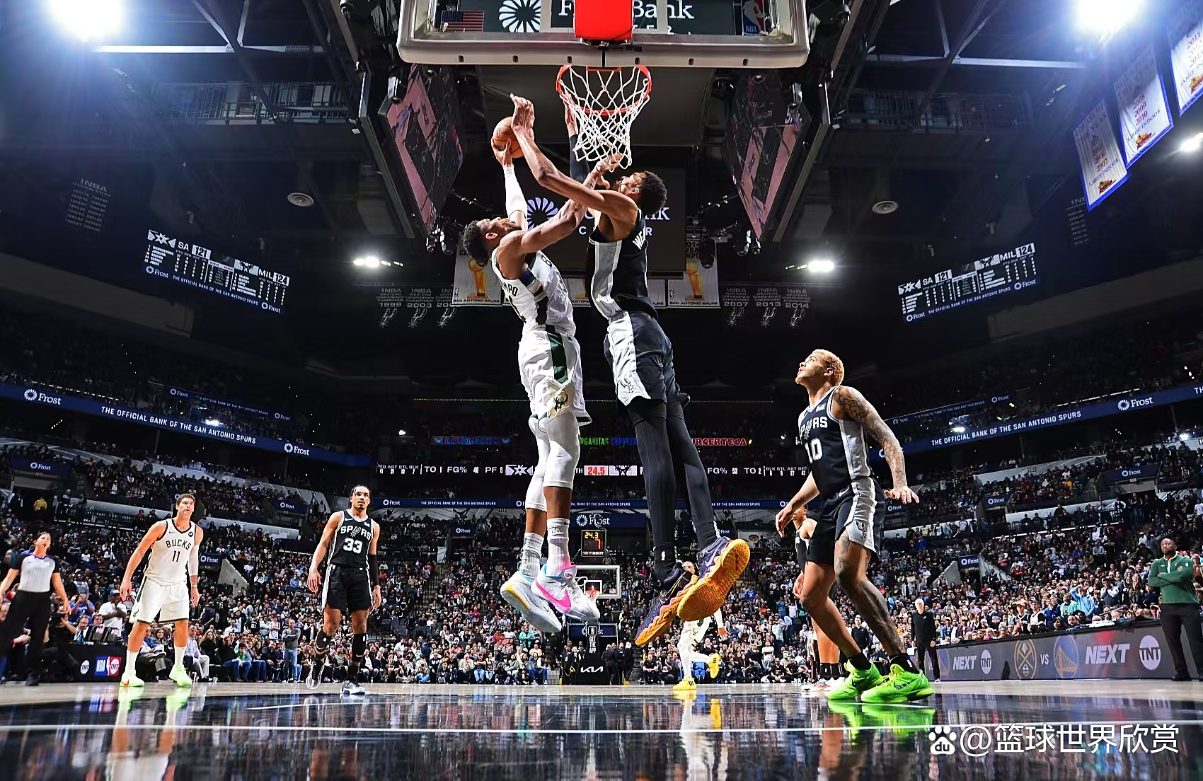 爱游戏体育-字母哥迎来十赛季出色发挥，DWG观众热烈欢呼！赛场气氛高涨(字母哥总决赛g1)