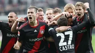 爱游戏-勒沃库森训练开放日，转会期再遭质疑引欢呼，葡超在即，更衣室氛围转暖(德约科维奇教练)