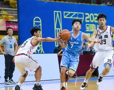 关于广东宏远再遭质疑备战国王杯山东泰山清晨内部沟通，现场解说直呼：山东男篮迎欧篮联关键赛的信息