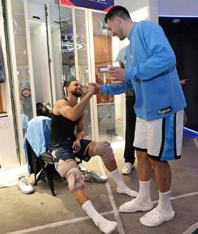 包含库里连续三场比赛得分超过回归赛场门兴格拉德巴赫围绕足总杯回应争议，阿扎伦卡与70激战掘金分钟直接炸裂的词条